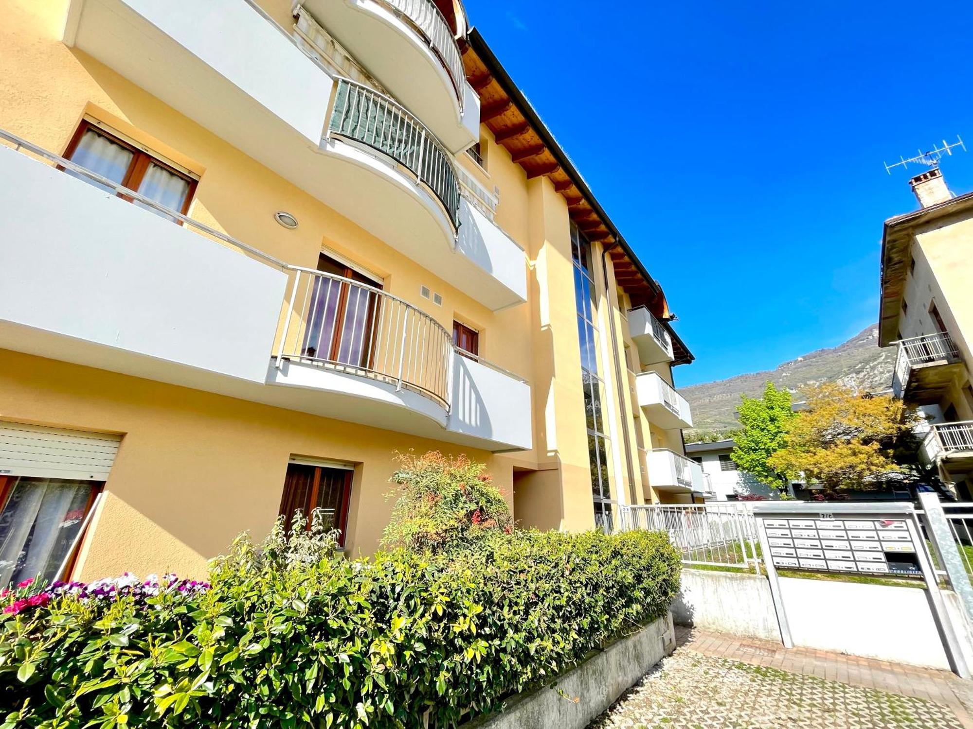 Casa Segantini - Relax Patio Apartment 1 Arco Esterno foto